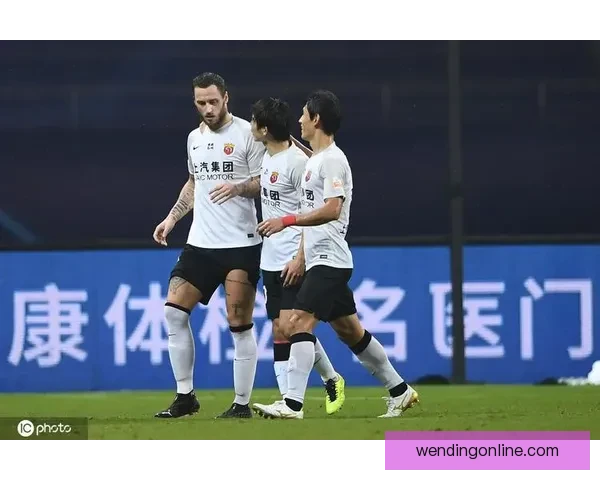 塞门约禁区高高跃起头球攻门皮球稍稍高出横梁错失绝佳良机引全场叹息